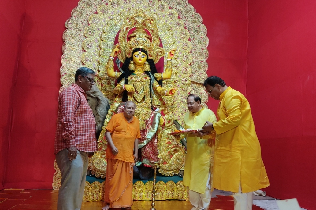 মহারাজের হাতে উদ্বোধন পুজোর, দেবী বন্দনার মধ্যে দিয়ে মানবসেবায় ব্রত ঝাওয়ার পরিবারের জগদ্ধাত্রী আরাধনা আগামীর নজির