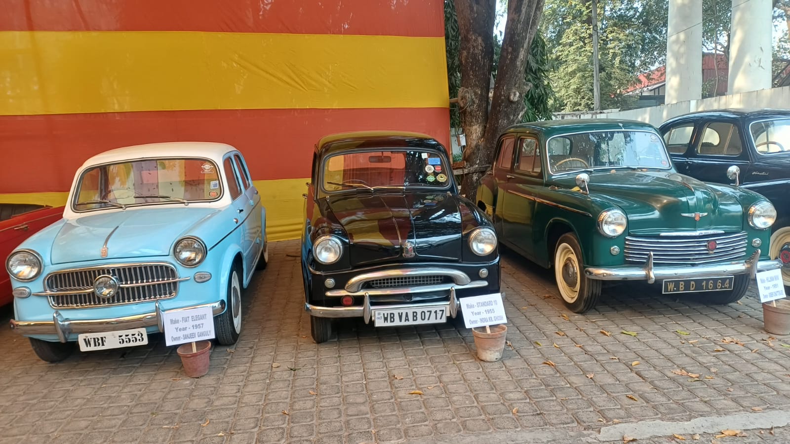 লেক ক্লাবে প্রদর্শিত ভিনটেজ গাড়ি’র প্রদর্শনী